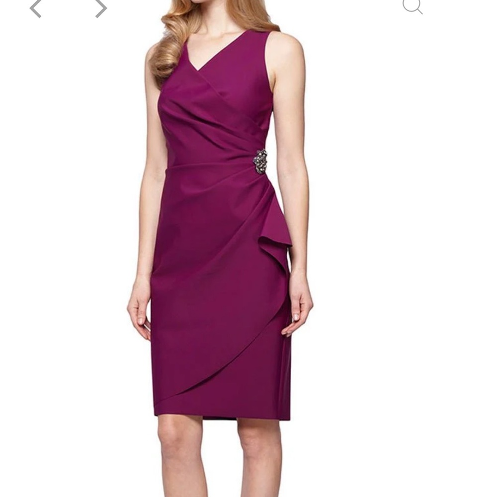 Stunning Alex Evenings Women's Slimming Short Ruched Dress with Ruffle.